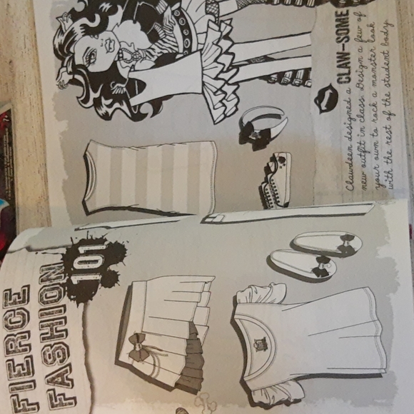 Monster High Activity Book Bundle: Sprayffiti Art and Doodle Book - Picture 15 of 16